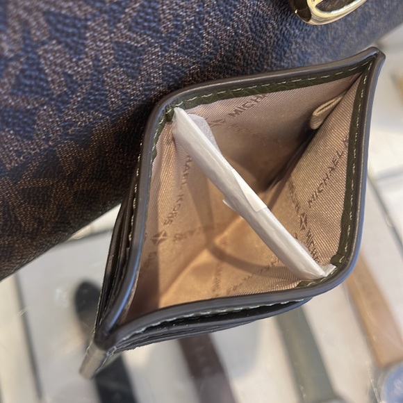 MICHAEL KORS
Reed Large Pebbled Leather Card Holder Case Wallet
COLOR: OLIVE
NWT - Picture 8 of 16